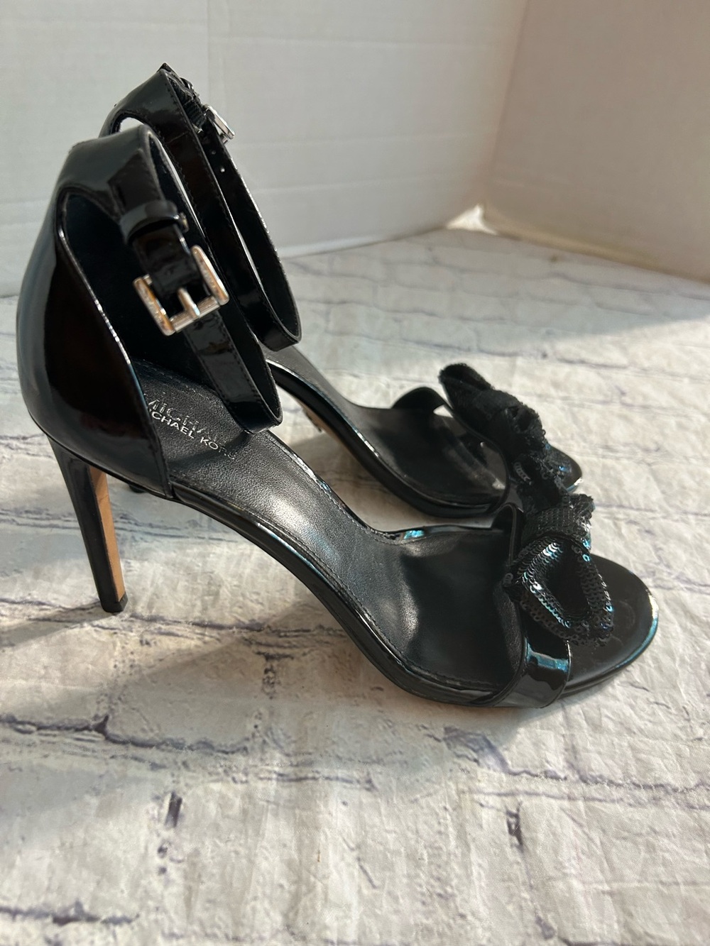 MICHAEL MICHAEL KORS PARIS BLACK PATENT LEATHER SEQUINS BOW ANKLE STRAP SANDALS